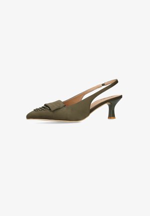 Escarpin slingback en daim vert olive avec bout pointu, petit talon kitten et rabat décoratif cousu sur le devant.