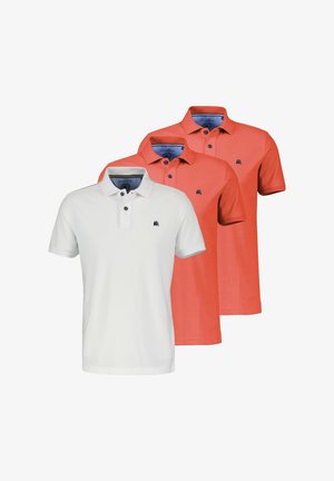 Trzy koszulki polo z krótkim rękawem i kołnierzami; jedna biała z przodu, dwie pomarańczowe z tyłu, każda z małym logo na lewej piersi.