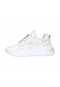 Weiße Sneaker mit strukturierten Einsätzen, einer klobigen Sohle und grauen Schnürsenkeln. Sie verfügen über glatte und gemusterte Materialien für einen Kontrast. Seitliche Ansicht angezeigt.