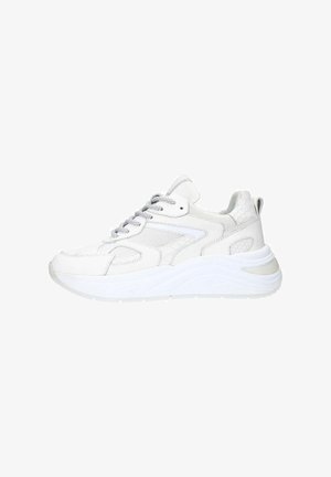 Witte sneakers met getextureerde panelen, een robuuste zool en grijze veters. Bevat zowel gladde als gepatternde materialen voor contrast. Zijkant weergegeven.