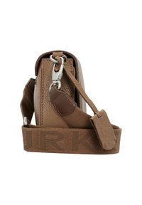 Borsa in pelle marrone con texture, dotata di un clasp in metallo argentato, caratterizzata da una larga tracolla con branding impressionato e una forma rettangolare elegante.