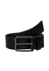 Zwarte leren riem met een gladde textuur en een rechthoekige zilverkleurige gesp, met een logo. De riem loopt naar het einde toe taps toe.