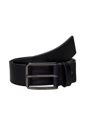 Cintura in pelle nera con texture liscia e fibbia rettangolare in tono argento, con logo. La cintura si assottiglia verso l'estremità.