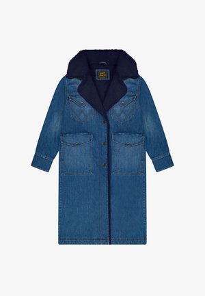 Lange spijkerjas in blauw met een marineblauwe kraag gevoerd met bont, grote steekzakken aan de voorkant en een knoopsluiting. Voorzien van twee borstzakken met stiksels.