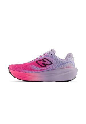 Scarpa da corsa con tomaia in mesh sfumato dal rosa alla lavanda, intersuola spessa, suola nera e logo "N" nero sul lato.
