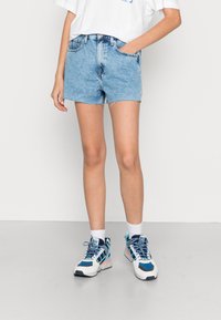 Tommy Jeans - HOTPANT - Farmer rövidnadrágok - denim light Miniatűr kép 1