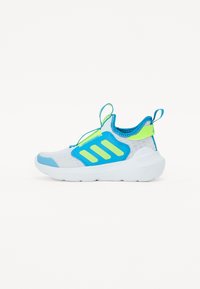Pantof de sport alb cu accente albastre și verzi neon, având un material superior din plasă, închidere elastică, vârf rotunjit și talpă cu amortizare.