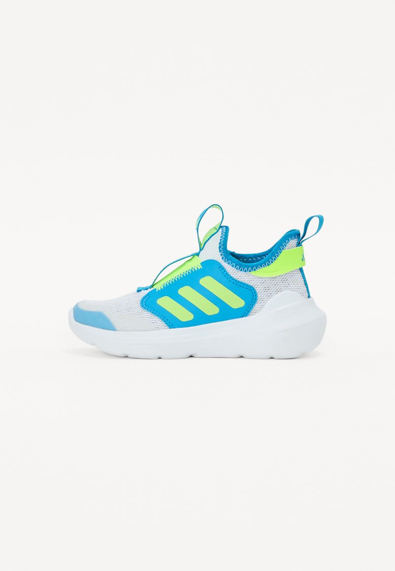 Pantof de sport alb cu accente albastre și verzi neon, având un material superior din plasă, închidere elastică, vârf rotunjit și talpă cu amortizare.