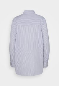 Gestreiftes Langarmhemd in Blau und Weiß mit Kragen und Knopfdetails an den Ärmeln, mit geradem Schnitt hinten.