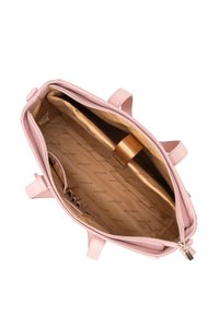 Bolso de mano de cuero rosa con cierre de cremallera y asas superiores. El interior cuenta con un forro beige y un diseño de marca, que incluye un bolsillo deslizante y compartimentos.