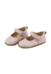 Zapatos Mary Jane de cuero rosa con acentos en forma de ola, correa de Velcro y suela de goma marrón ligera. Diseño de punta redondeada y interior suave.