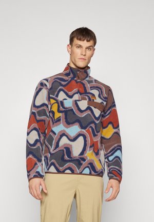 Sudadera de forro polar multicolor con un cuello alto, que presenta patrones abstractos ondulados en azul, rojo, amarillo y marrón. Incluye un bolsillo en el pecho.