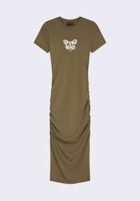 Robe T-shirt verte olive avec des manches courtes, ornée d'un graphique de papillon sur la poitrine et d'un drapé sur le côté pour une silhouette ajustée.
