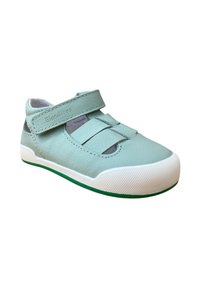 Zapato de cuero verde menta con dos correas de Velcro, punta redondeada, suela de goma blanca y acento verde en el borde. Superficie texturizada.