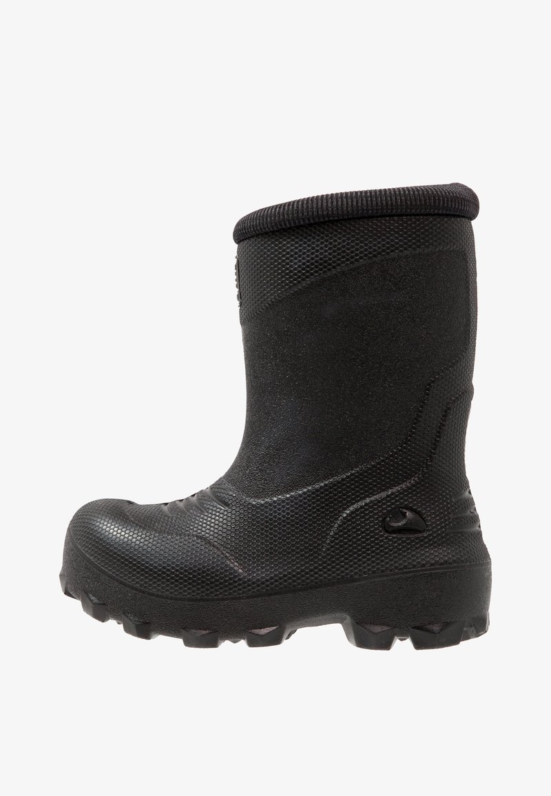 Bota de goma negra con superficie texturizada, puntera reforzada y suelas gruesas; cuenta con un puño suave para mayor comodidad.