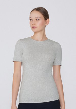 Lichtgrijs T-shirt met korte mouwen, gemaakt van zachte, rekbare stof. Heeft een ronde halslijn en een aansluitende pasvorm. Geen patronen of versieringen.
