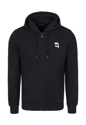 Felpa con zip nera realizzata in tessuto morbido, dotata di tasca a marsupio, cappuccio con cordino e un logo bianco discreto sul petto.