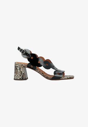 Sandale en cuir verni noir avec bride festonnée, boucle réglable, talon bloc et imprimé serpent sur le talon et la bordure de la semelle.