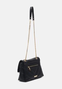 Svart läderhandväska med quiltat mönster, guldkedjorem och framficka med dragkedja. Har en accent av guldfärgade beslag.