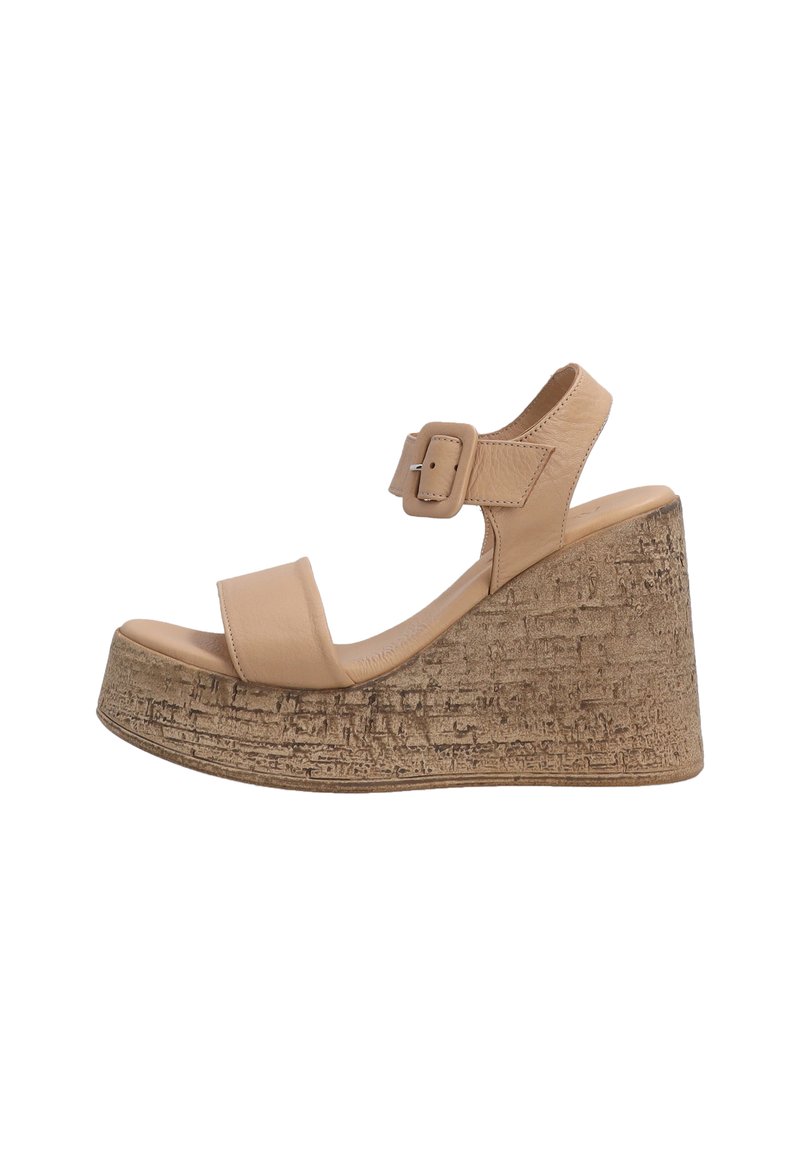 Beige leren wedge sandalen met twee brede banden en een verstelbare gesp. Het gestructureerde kurken platform heeft een natuurlijke, robuuste uitstraling.