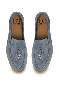 Paire de mocassins en daim bleu avec détails à pompons et semelles intérieures beige avec la marque "CG Cesare Gaspari", vue de dessus.