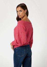 Guess PULLOVER - Maglione - korallenrot