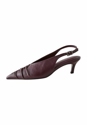 Scarpe slingback in pelle bordeaux con punta affusolata, caratterizzate da una texture plissettata nella parte anteriore e un tacco sottile e strutturato. Cinturino regolabile.