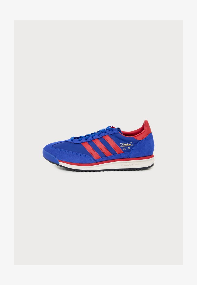 Μπλε και κόκκινο sneaker Adidas SL '72 με κόκκινες ρίγες, μπλε κορδόνια και λευκή σόλα, εμφανιζόμενο από το πλάι σε λευκό φόντο.