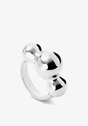 Bague en métal argenté présentant trois formes sphériques polies reliées entre elles en ornement principal.