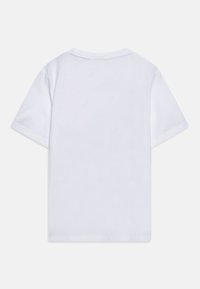 T-shirt blanc à manches courtes avec un col rond, fabriqué en coton doux. Présente un design épuré et simple sans graphiques ni motifs.