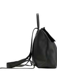 Sac à dos en cuir noir avec une forme arrondie, des bretelles fines et une fermeture à rabat. Texture lisse avec un design minimaliste et une poche latérale.