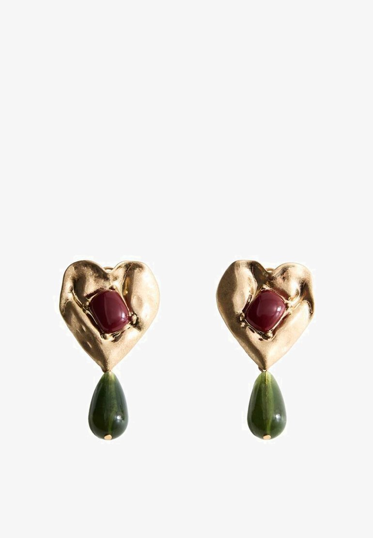 Kovové náušnice v tvare srdca s pozláteným povrchom a maratónskym kameňom v strede, doplnené zelenou slzovitou akcentáciou dole. Textúrovaný povrch, jedinečný organický tvar.