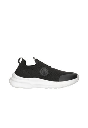 Sneaker slip-on nera con tomaia in maglia, logo rotondo sul lato, linguette sul tallone e sulla lingua, e suola spessa bianca.