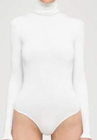 Vit långärmad bodysuit med hög hals, tillverkad av mjukt, stretchigt tyg som formar sig efter kroppen. Har sömlös design och minimal utsmyckning.