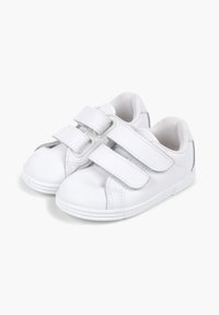 Weiße Sneaker mit zwei Klettverschlüssen, glattem Synthetik-Obermaterial, runder Spitze und Gummisohle. Minimales Design mit grauen Akzenten.