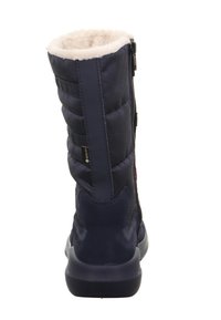 Marineblaue Winterstiefel mit einem gepufften, gesteppten Design, Futter aus Kunstfell, seitlichem Reißverschluss und strukturierten Akzenten. Hergestellt aus synthetischen Materialien.