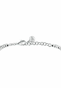 Bracciale in argento sterling con chiusura a fibbia, caratterizzato da un design a catena e un piccolo ciondolo rotondo con un'incisione a forma di foglia su un'estremità.