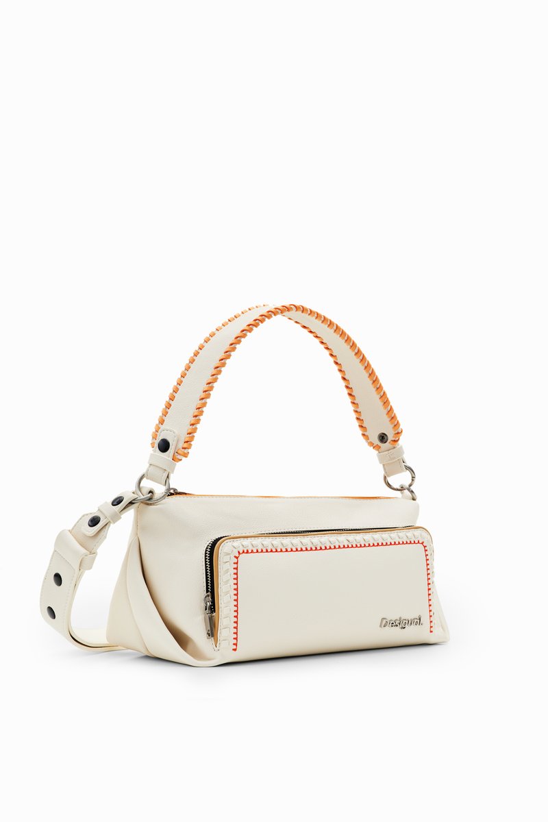 Borsa in pelle bianca con cuciture arancioni, forma rettangolare, chiusura superiore con zip e tracolla removibile dotata di fori circolari per la regolabilità.