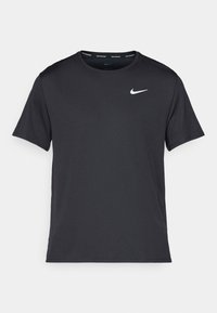 Camiseta deportiva negra de tela sintética, de manga corta, con cuello redondo, que presenta un logotipo blanco de Nike en el pecho.