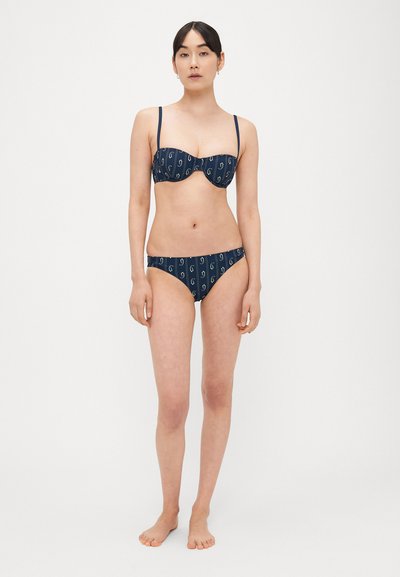 Conjunto de biquíni azul-marinho com padrão, composto por um top estruturado com aro, alças finas e cuecas de cintura baixa a condizer, ambos com designs em espiral.