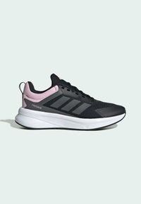 Schwarze Sportschuhe mit einem Mesh-Obermaterial, pinken Akzenten, drei grauen Streifen an der Seite und einer weißen Sohle mit strukturierten Details.