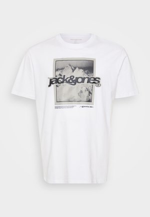 Biały bawełniany t-shirt z kwadratową grafiką przedstawiającą góry i logo „jack&jones” w ciemnoszarym nadruku. Krótkie rękawy i okrągły dekolt.