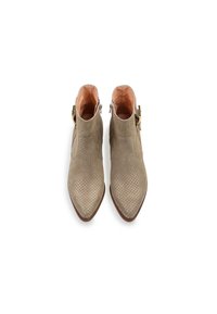 Beige nilkkurit, joissa on teksturoitu pinta, kärkiosa on terävä, sivu vetoketju ja kultaisen sävyinen solki koristeena. Sisävuori on pehmeää vaaleanpunaista materiaalia.