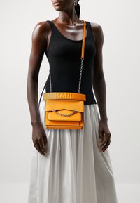 KARL LAGERFELD SEVEN GRAINY  - Ručna torba - clementine