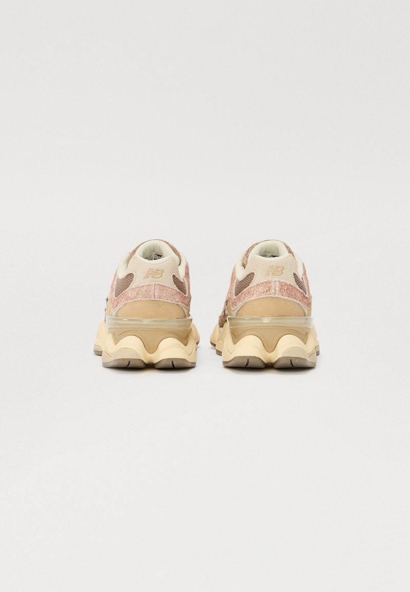 Sneaker mit einem beige-rosafarbenen Farbschema, ausgestattet mit einem strukturierten Obermaterial, durchsichtiger Ferse und einer wellenförmigen Sohle für Halt und Unterstützung.