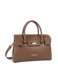 Borsa in pelle marrone texturizzata di Lancaster Paris con due manici, una tracolla rimovibile e chiusura a scatto in tonalità oro su sfondo bianco.