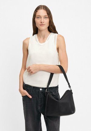 Czarna skórzana torba na ramię o zaokrąglonym kształcie i regulowanym pasku. Posiada subtelne wytłoczone logo i gładką teksturę.