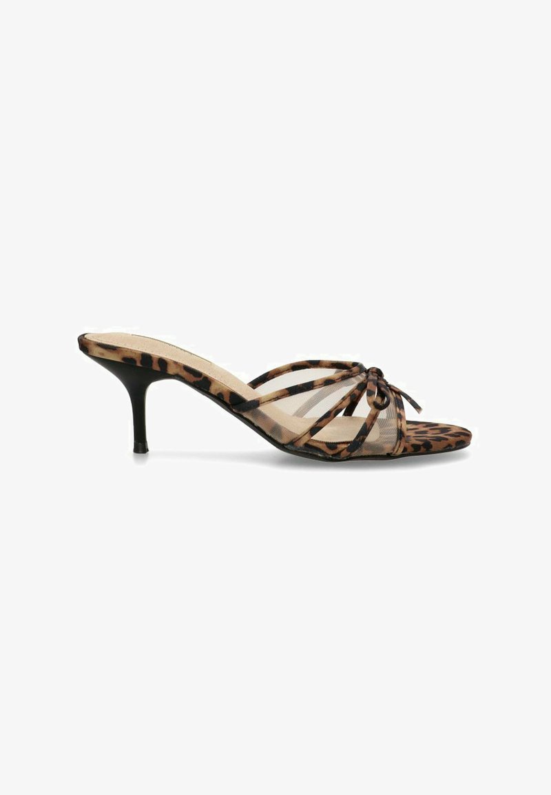 Las sandalias de tacón alto con estampado de leopardo presentan una parte superior de malla translúcida, correas delgadas y un tacón pequeño. La suela tiene un ligero acolchado.