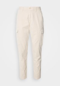 Pantalones cargo beige claro con corte recto, que cuentan con bolsillos laterales, cierre de botón y una suave textura de algodón.