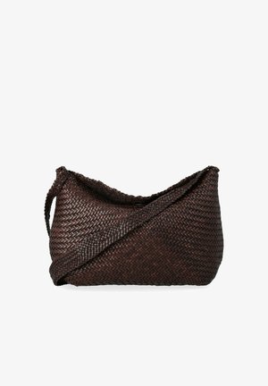 Borsa intrecciata marrone con design hobo, caratterizzata da una superficie testurizzata, forma curva e una singola tracolla regolabile.